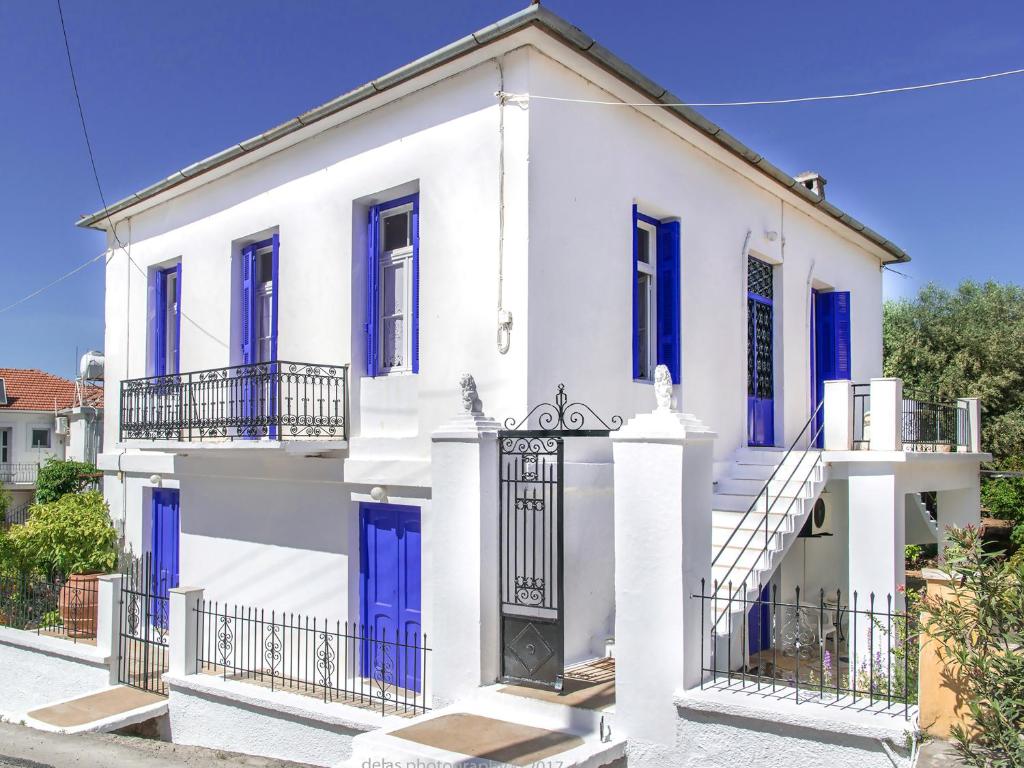 瓦西Anticlea II的白色的房子,有蓝色的门和门
