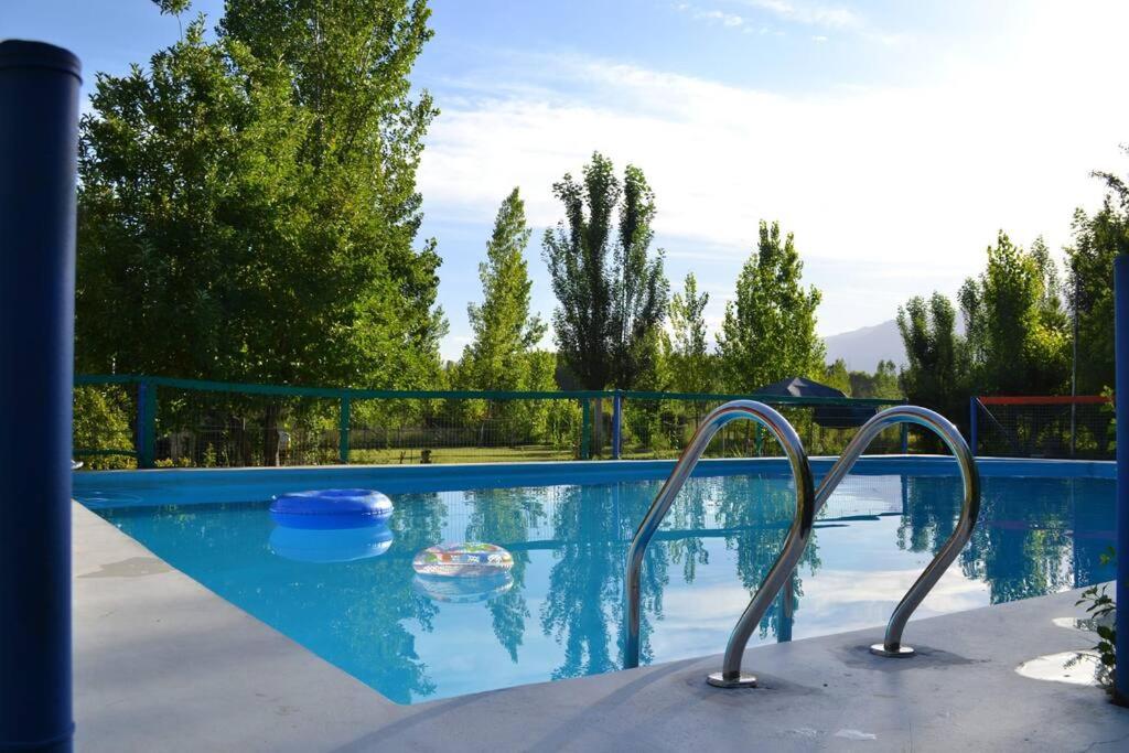 Colonia Las RosasCabaña Ascensión-Caminos del Vino的一个带蓝色游泳池的游泳池