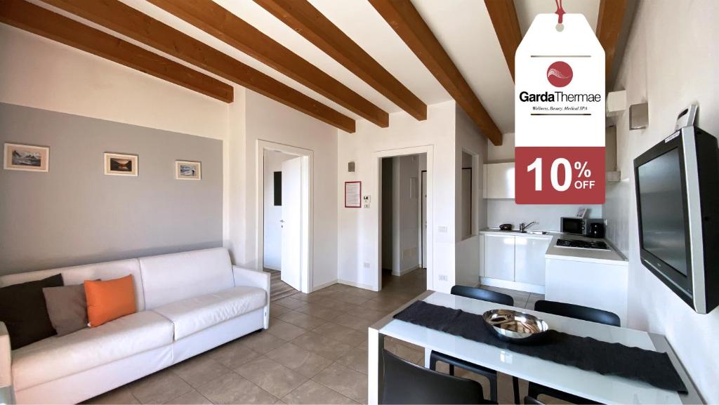托尔博莱Bertoldi Terme sul Garda - Matthew的带沙发和电视的客厅