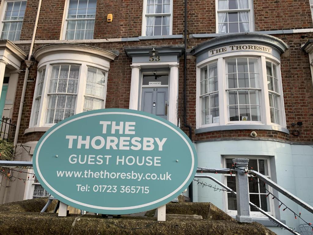 斯卡伯勒The Thoresby - Room Only的旅馆前的标志