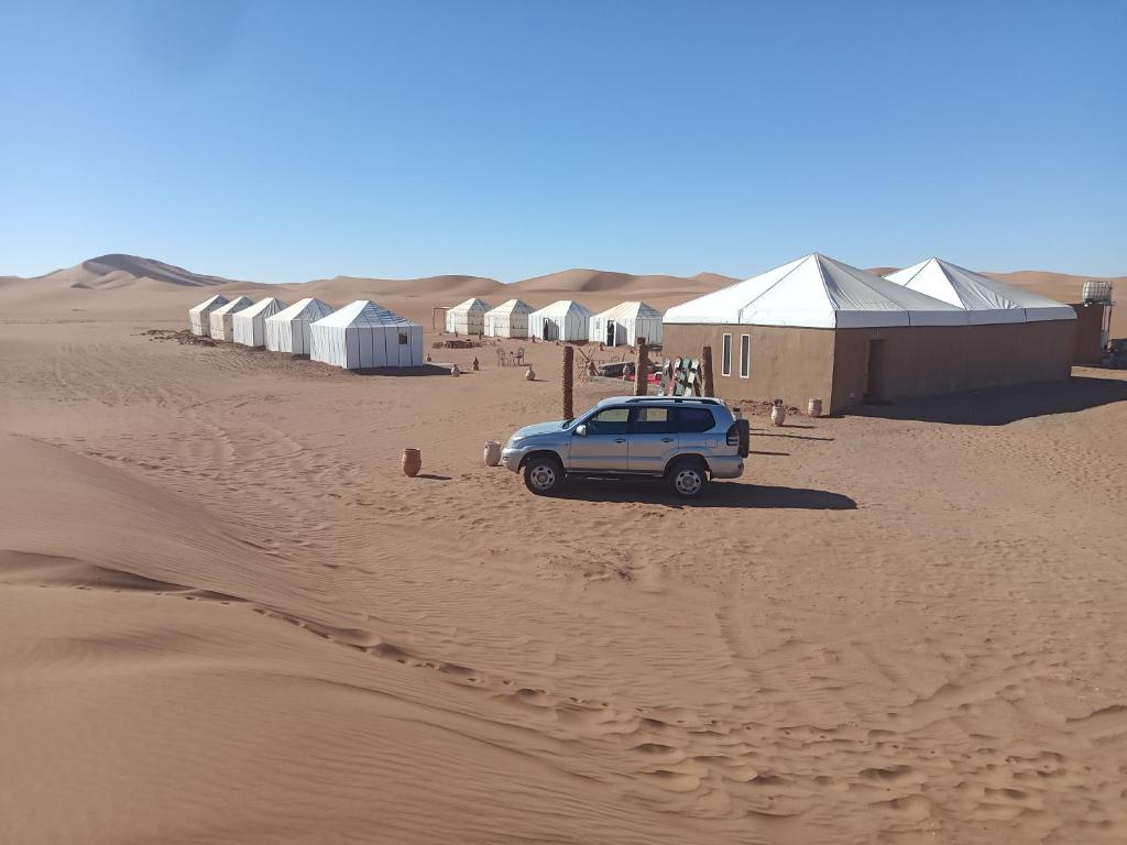 MhamidCouleur du désert的沙漠中的沙夫,有帐篷