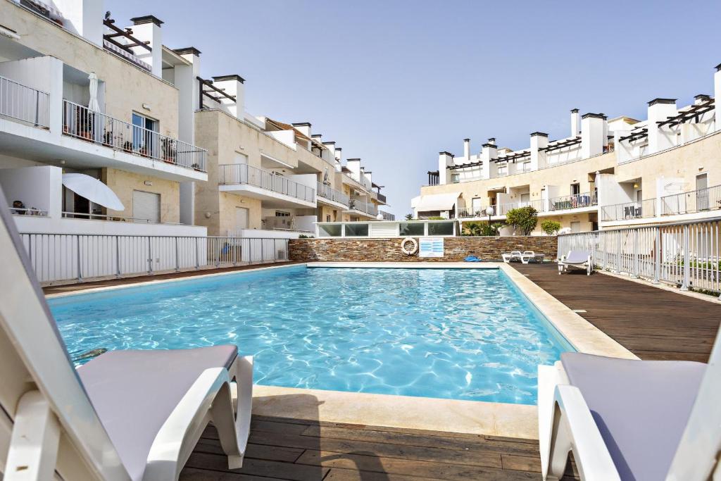 圣卢西亚岛Camélia Apartment的两个公寓大楼中间的一个游泳池