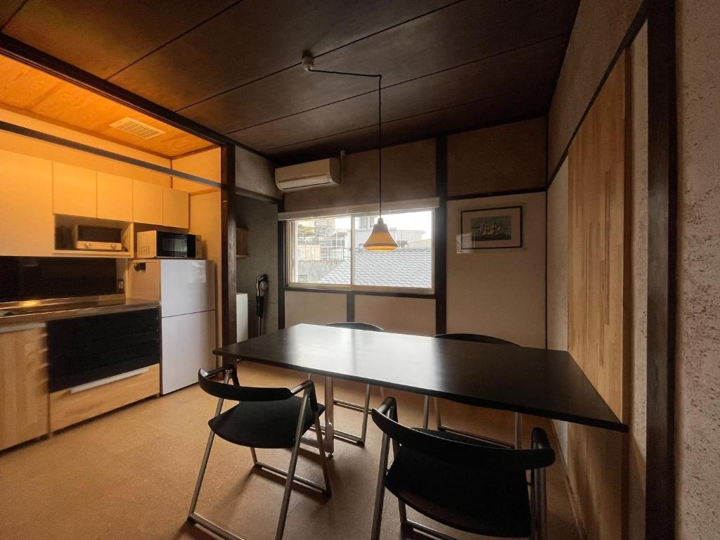 长崎AKUNOURA HUIS - Vacation STAY 10922的一间厨房,里面配有桌椅