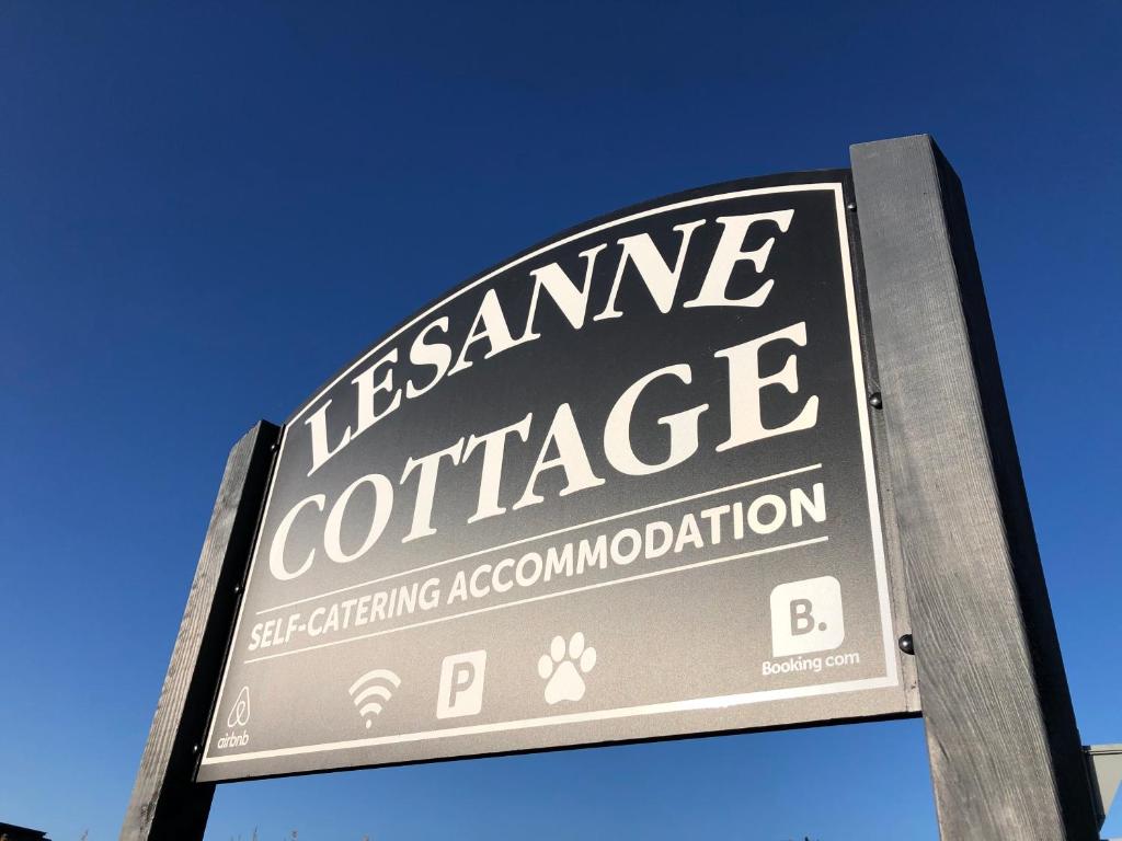 因弗内斯Lesanne Cottage的街道上保险交换标志