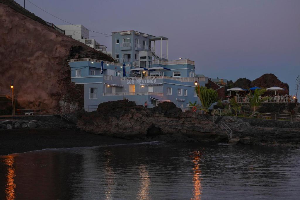 拉雷斯廷加Sur Restinga的水边悬崖上一座蓝色的大房子