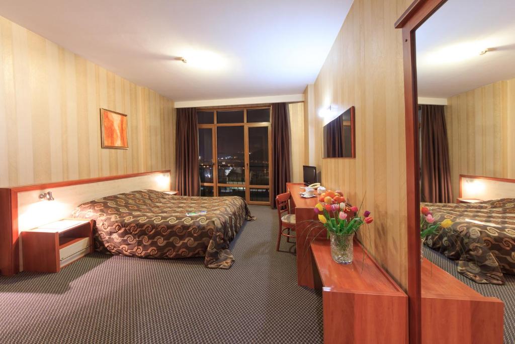 大特尔诺沃普瑞米尔商务酒店 的酒店客房配有两张床和一张书桌