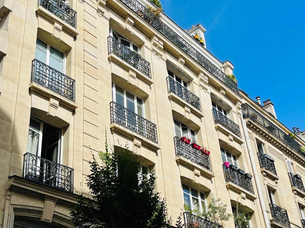 巴黎Paris Centre Dernier Étage Vue Ascenseur的旁边带阳台的建筑