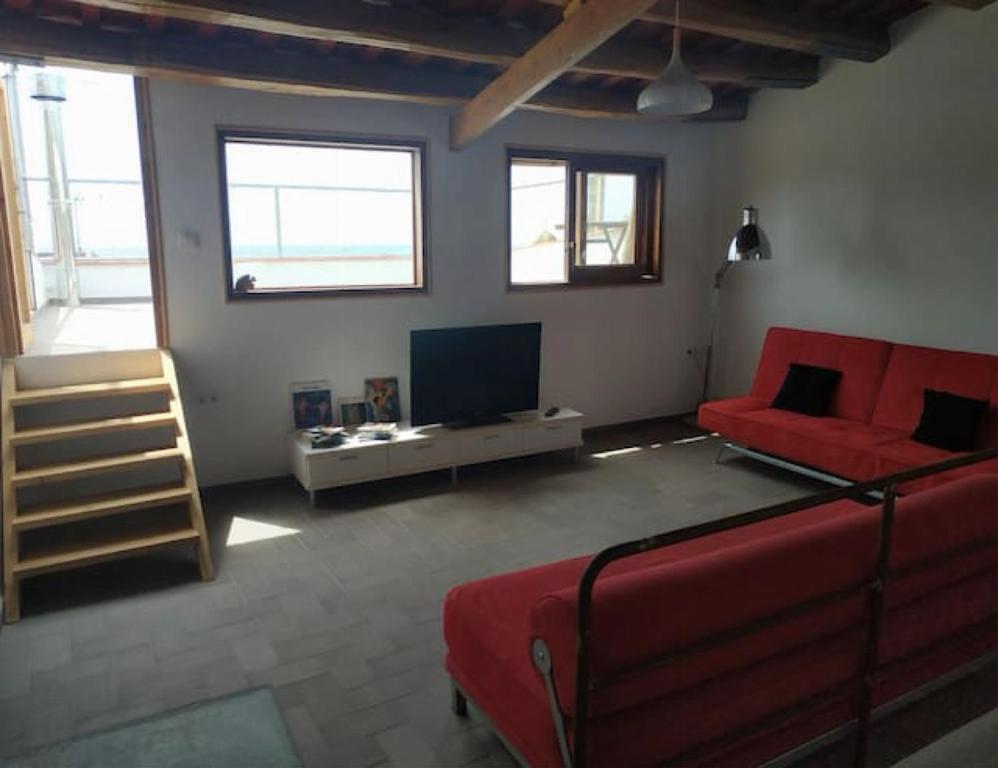 马斯诺apartamento cerca de tren, playa y Barcelona的客厅配有红色沙发和电视