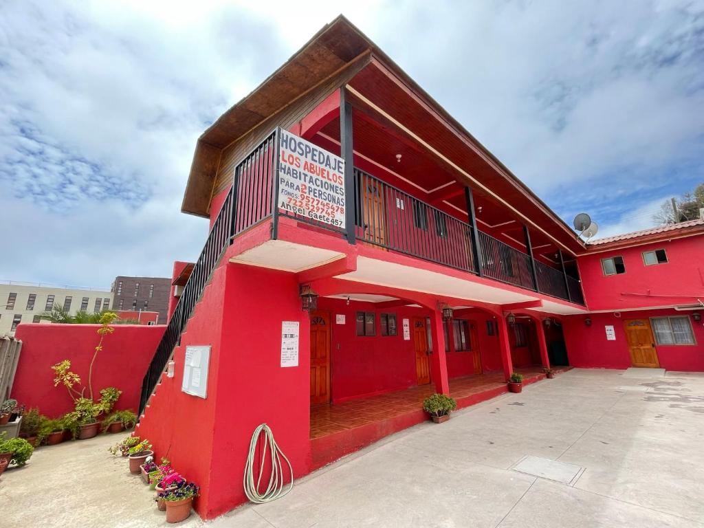 皮奇勒姆Hospedaje Los Abuelos的红色的建筑,有红色的地板