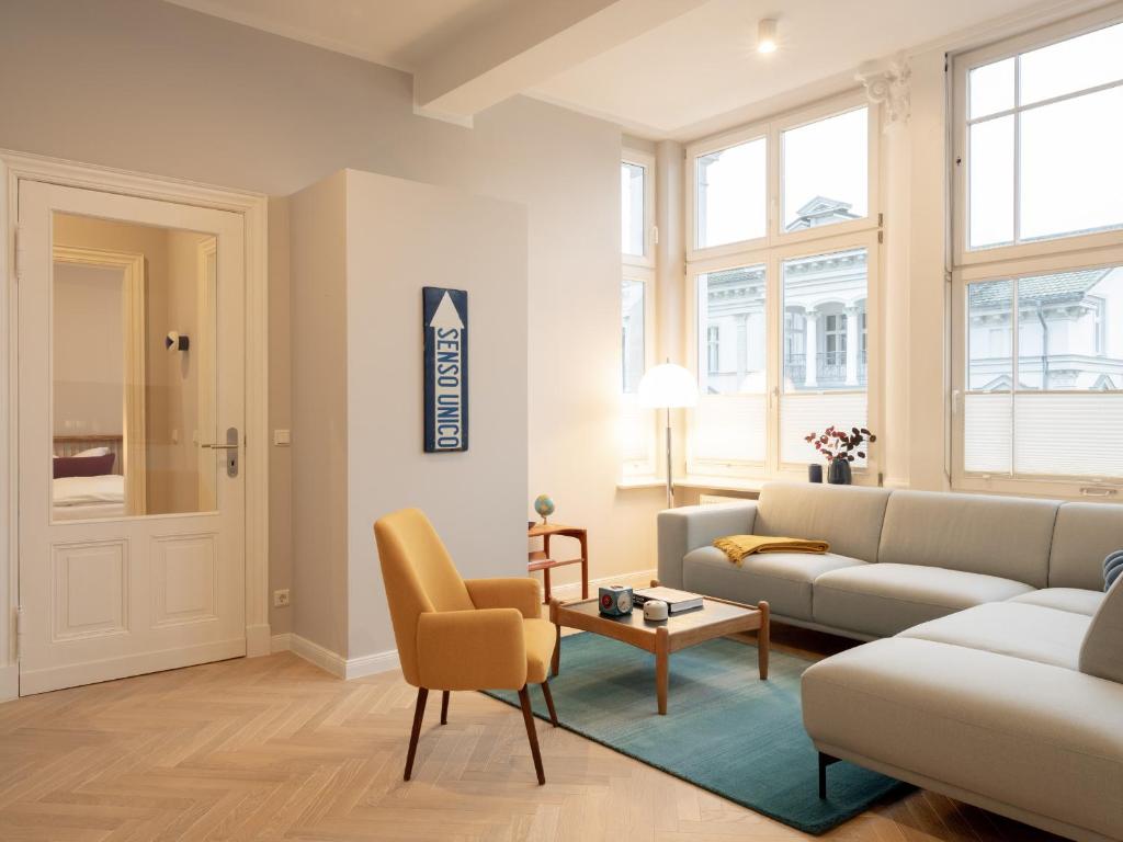 黑灵斯多夫OSTKÜSTE - Villa Groth Design Apartments的客厅配有沙发和桌子