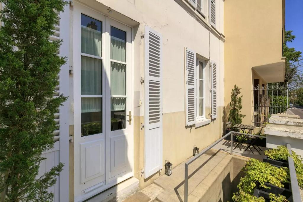 凡尔赛曼德马塞尔公寓的白色门和阳台的房子