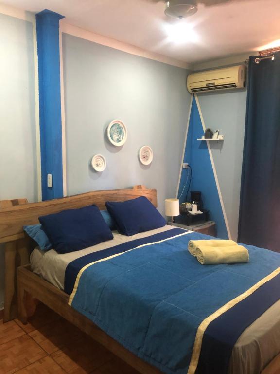科克Toucan House的一间卧室配有蓝色和白色床单