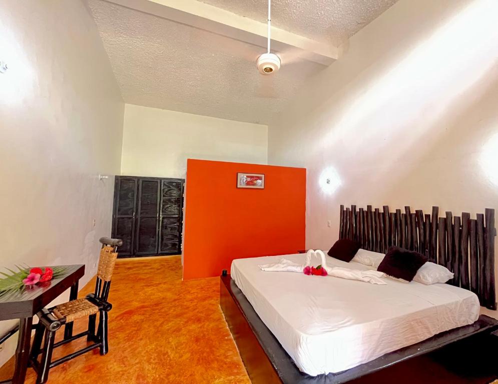 拉斯加勒拉斯Hotel Rincon Rubi的一间卧室配有一张床、一张桌子和一张书桌