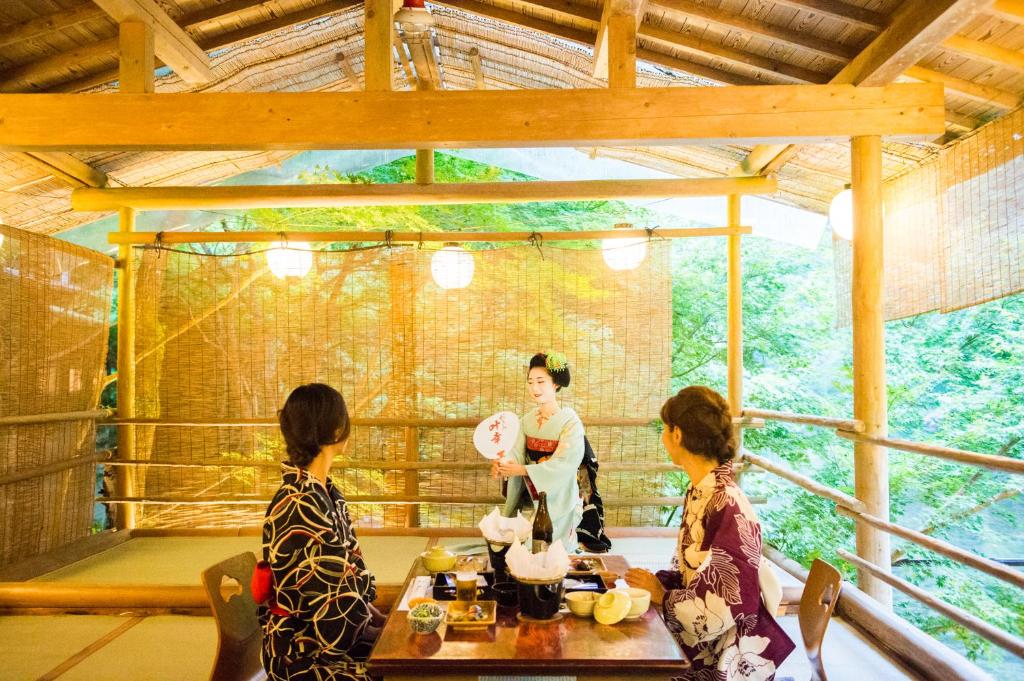 京都陌米吉亚附楼酒店的一组三名妇女站在桌子旁