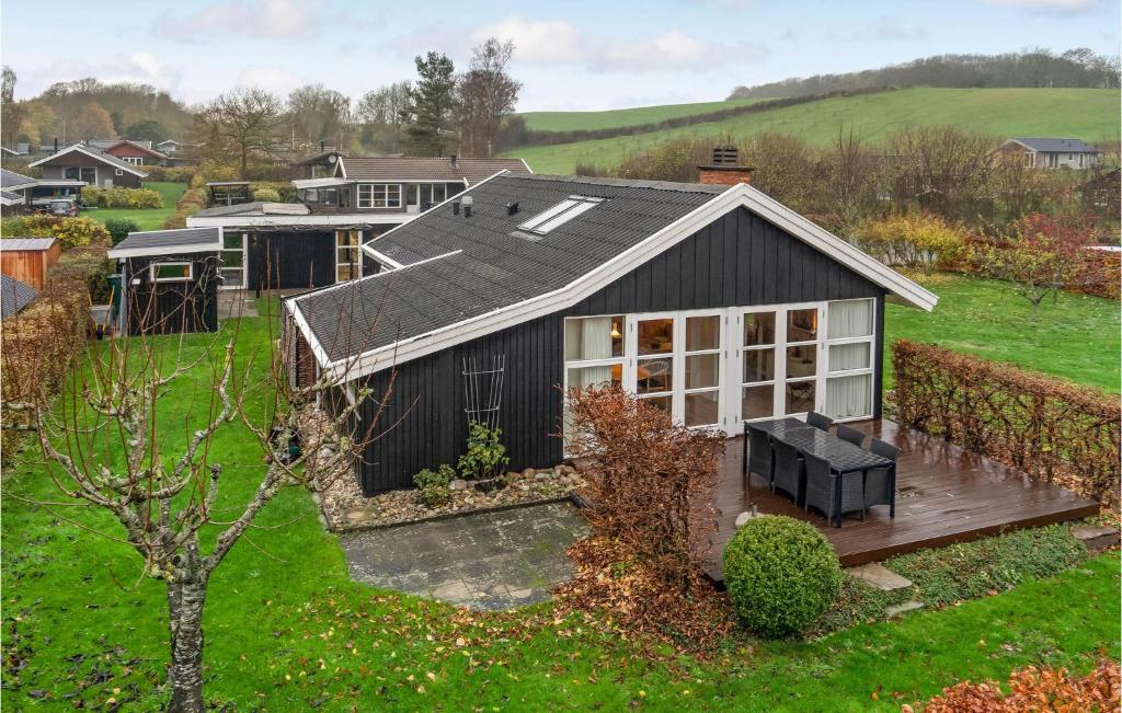 HårbyBeautiful Home In Haarby With Wifi的屋顶房屋的空中景致