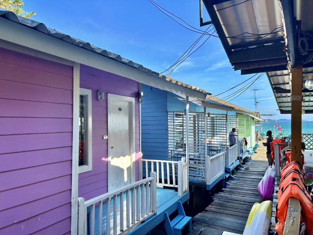 象岛Koh Chang Baanrimtalay的码头上一排色彩缤纷的房屋