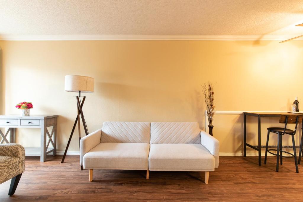 纽波特海滩Luxurious stay near the Beach的客厅配有白色的沙发和桌子