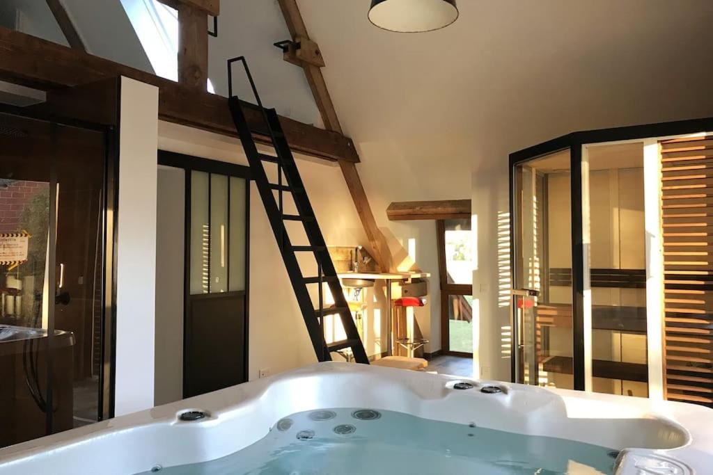 Bois-GrenierSpa privatif à la ferme - Haut de gamme - Atypique的浴缸位于带梯子的房间