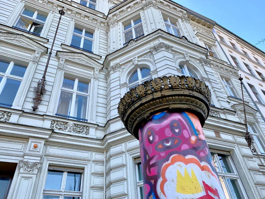 柏林柏林经典格兰德旅舍的一座高大的建筑,柱子上画着色彩缤纷的画作