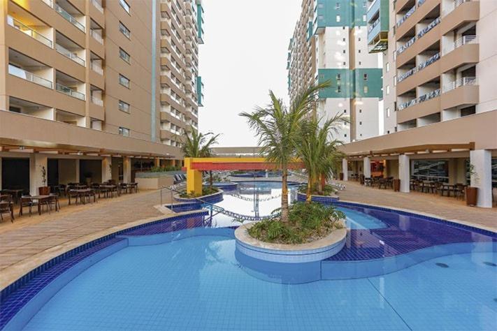 奥林匹亚Enjoy Resort em frente Thermas até 5 pessoas的大楼中央的大型游泳池