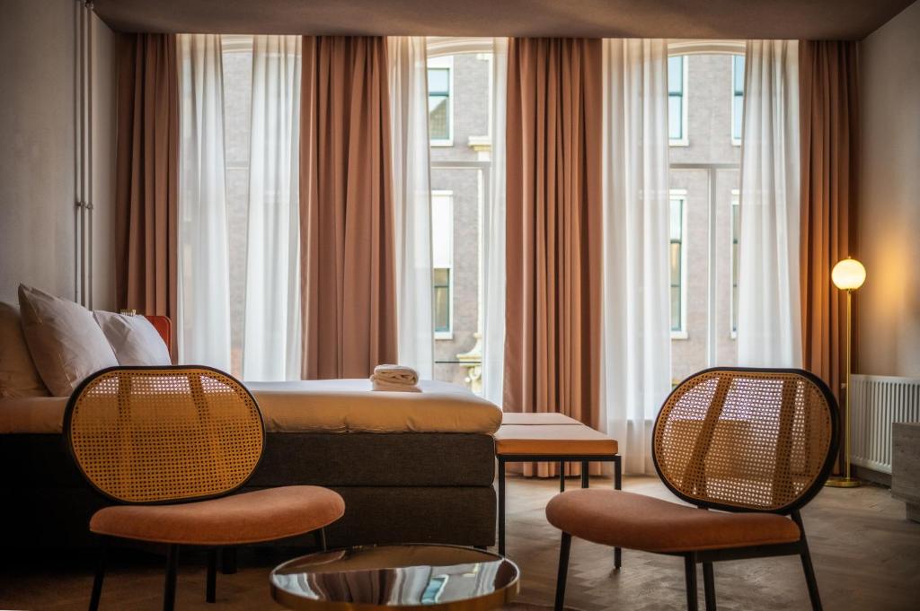 格罗宁根Hotel Halbert的酒店客房,配有沙发和两把椅子