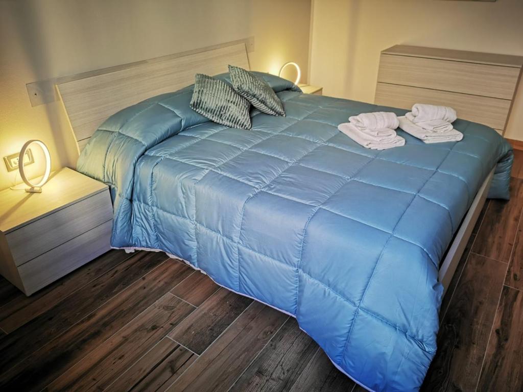 斯培西亚Platform的蓝色的床,上面有毛巾
