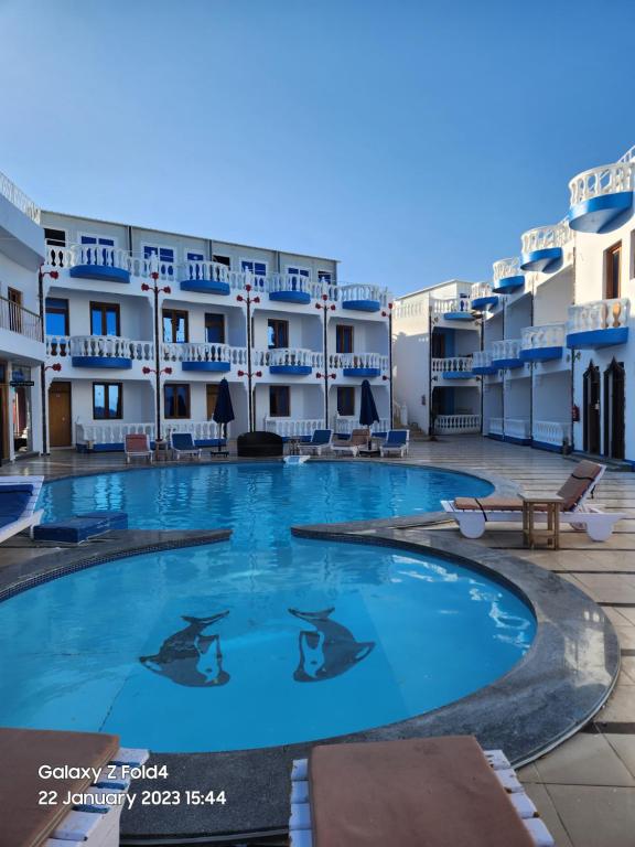 达哈布达哈卜海景酒店的大楼前的大型游泳池