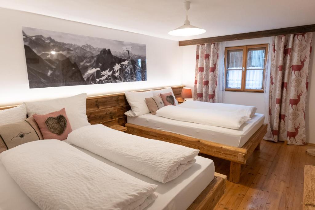 哈尔布莱希Landhaus im Allgäu的一间带两张床和一张沙发的客厅