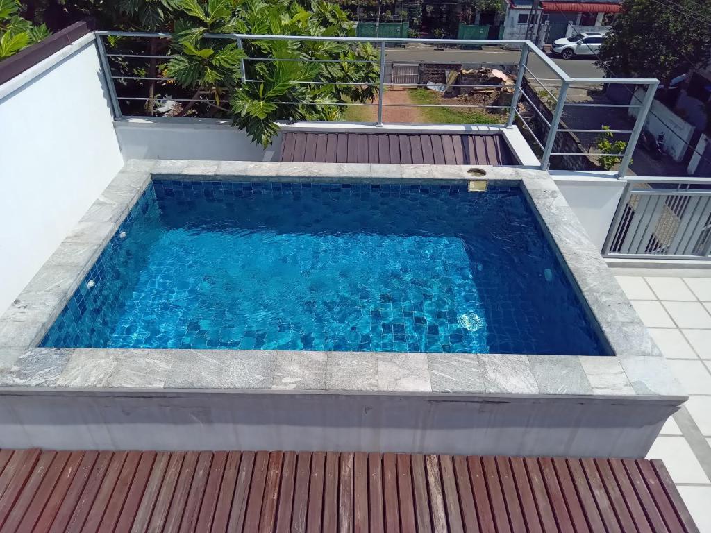 帕讷杜勒Villa Suyara Rooftop,,,的建筑物屋顶上的游泳池