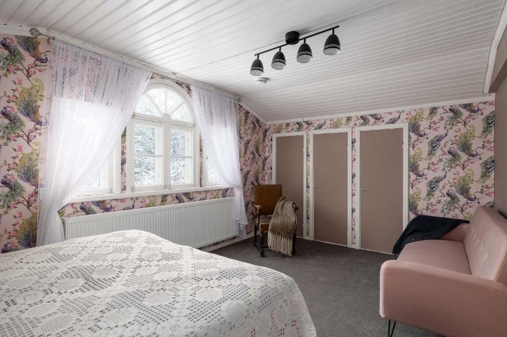 海门林纳Maalaishuvila Wanha Virkailija Iittala的一间卧室设有一张床和一个窗口