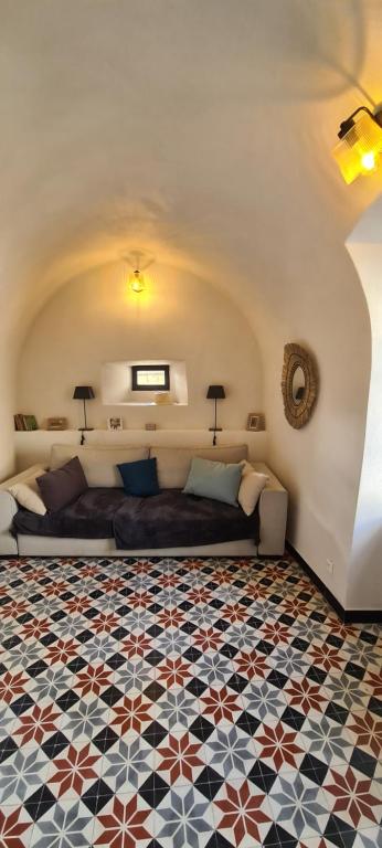 巴拉聚克Magnifique maison en coeur de Balazuc, proche plages ardèche的一间客厅,配有一张床,铺有瓷砖地板。