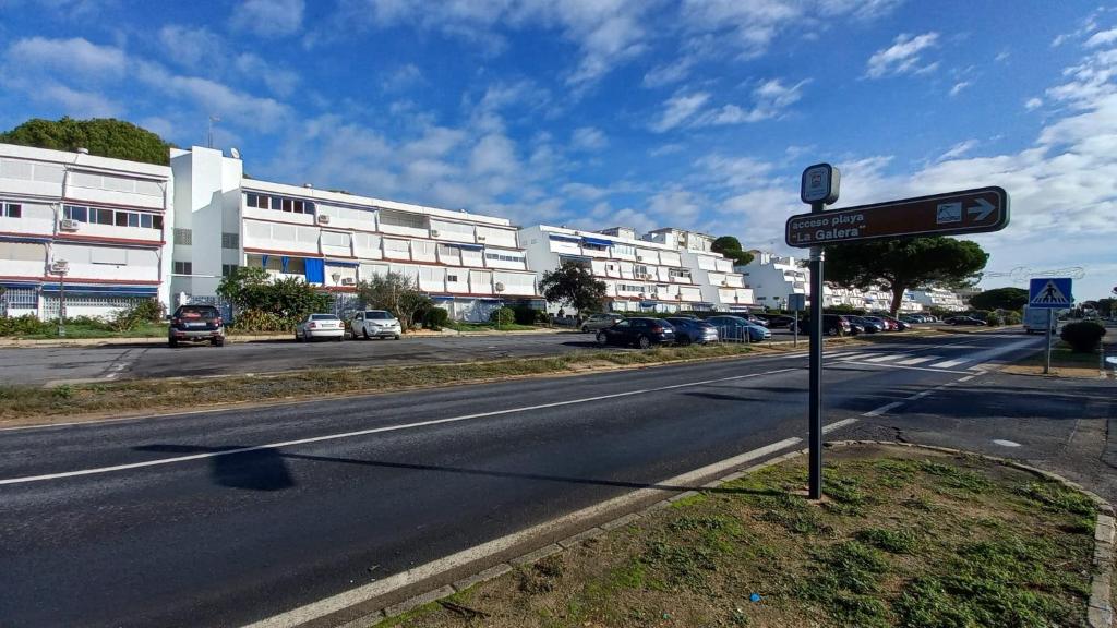 厄尔-汝姆披多Apartamento moderno frente a la playa San Miguel的路旁的街道标志