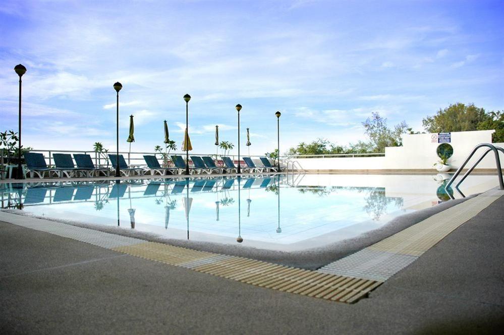 华欣ABC Property BlueWave first Betchfront的一个带椅子和水的大型游泳池