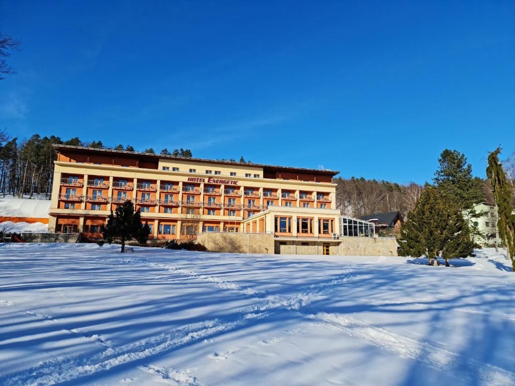 罗斯诺夫·波德·拉德霍斯滕活力康体度假酒店的前面有雪的大建筑