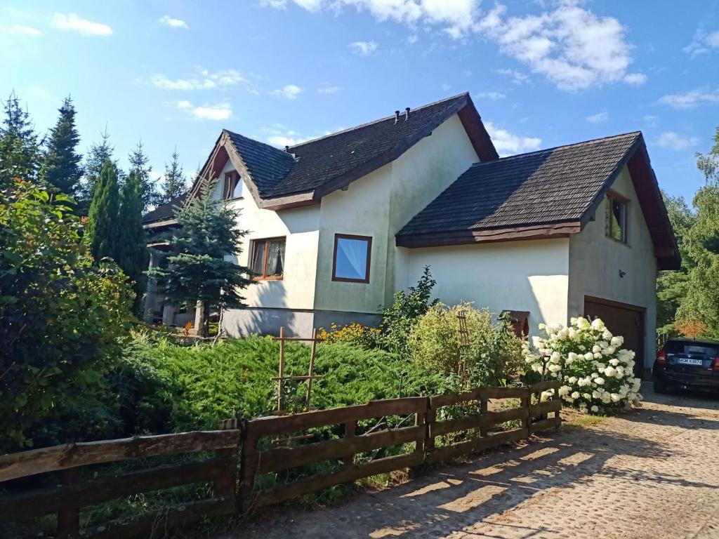 ZalesieNoclegi u Janusza的白色的房子,设有木栅栏