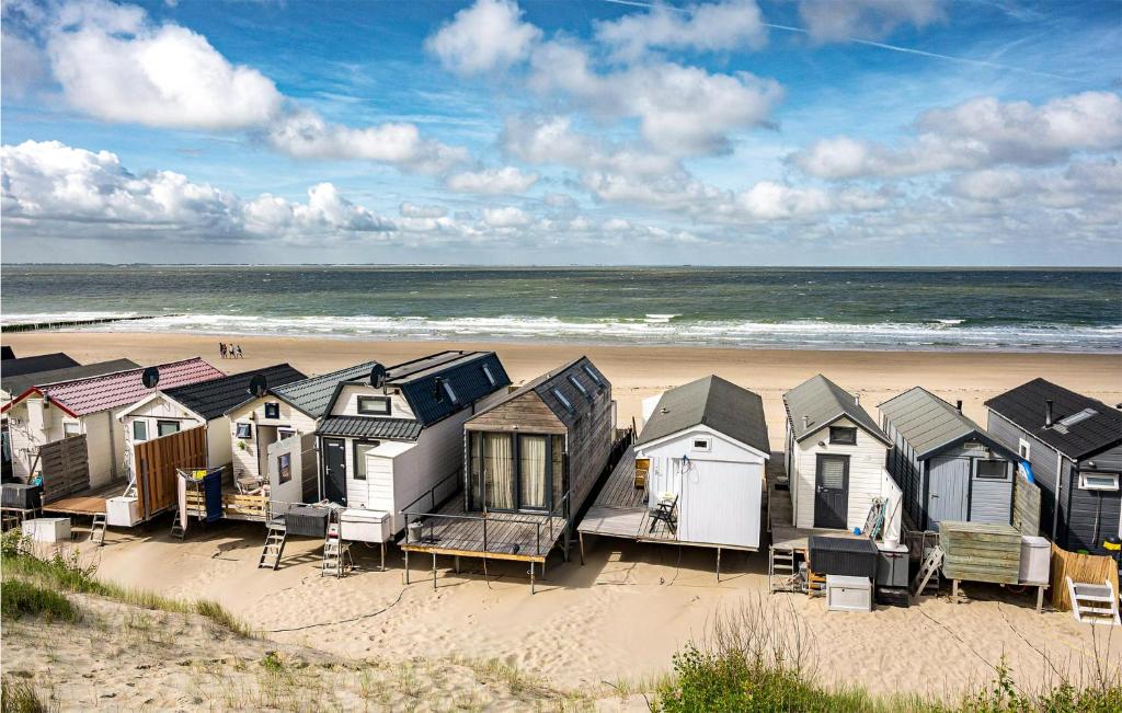 弗利辛恩1 Bedroom Gorgeous Home In Vlissingen的沙滩上的一排沙滩小屋