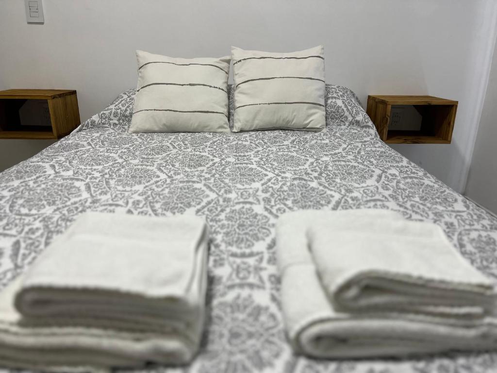 圣拉斐尔Departamento Hilario的床上配有枕头和毛巾
