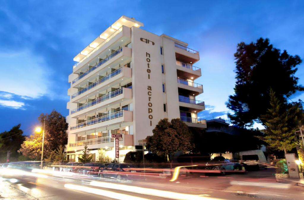 雅典阿科波罗酒店的前面有一条街道的高大的白色建筑
