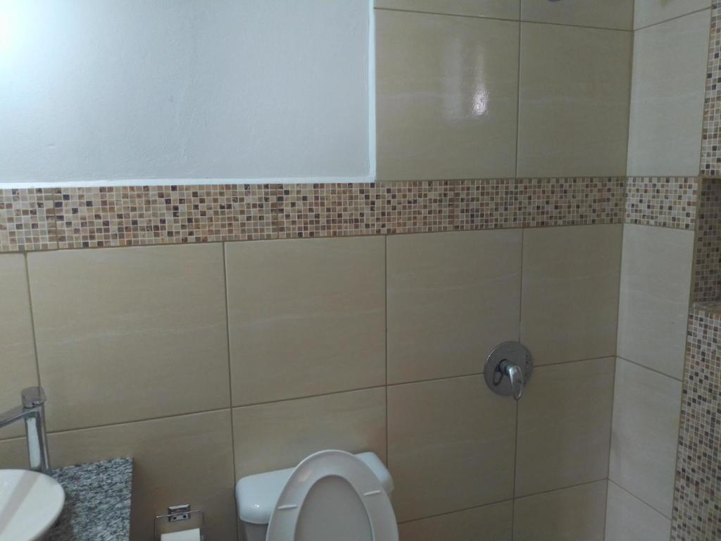 Paix Bouche2 Bedroom Residential Rental Unit的一间带卫生间和水槽的浴室