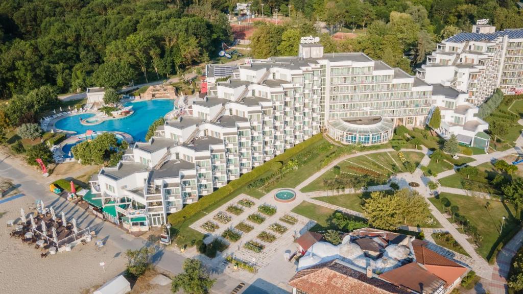 阿尔贝纳拉古纳海滩酒店的享有带游泳池的度假村的空中景致
