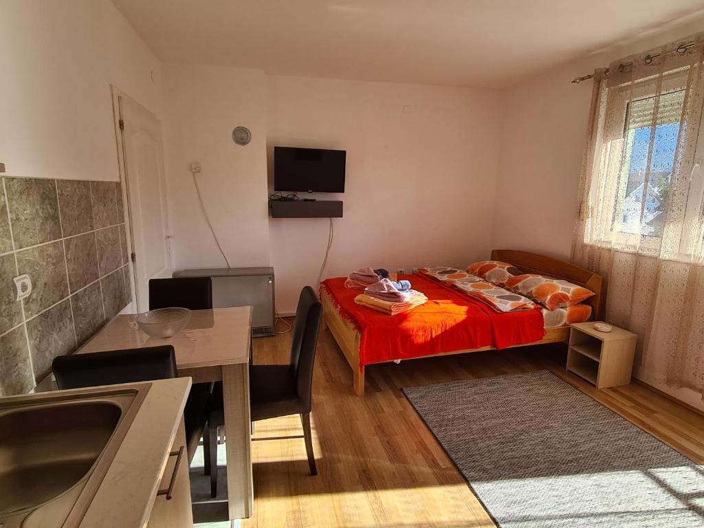 索科矿泉村Bisa的小房间设有红色的床和一张桌子