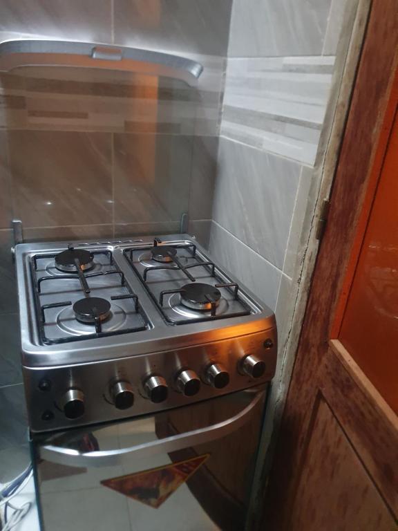 达喀尔Résidence Hadja 01的厨房里配有炉灶烤箱