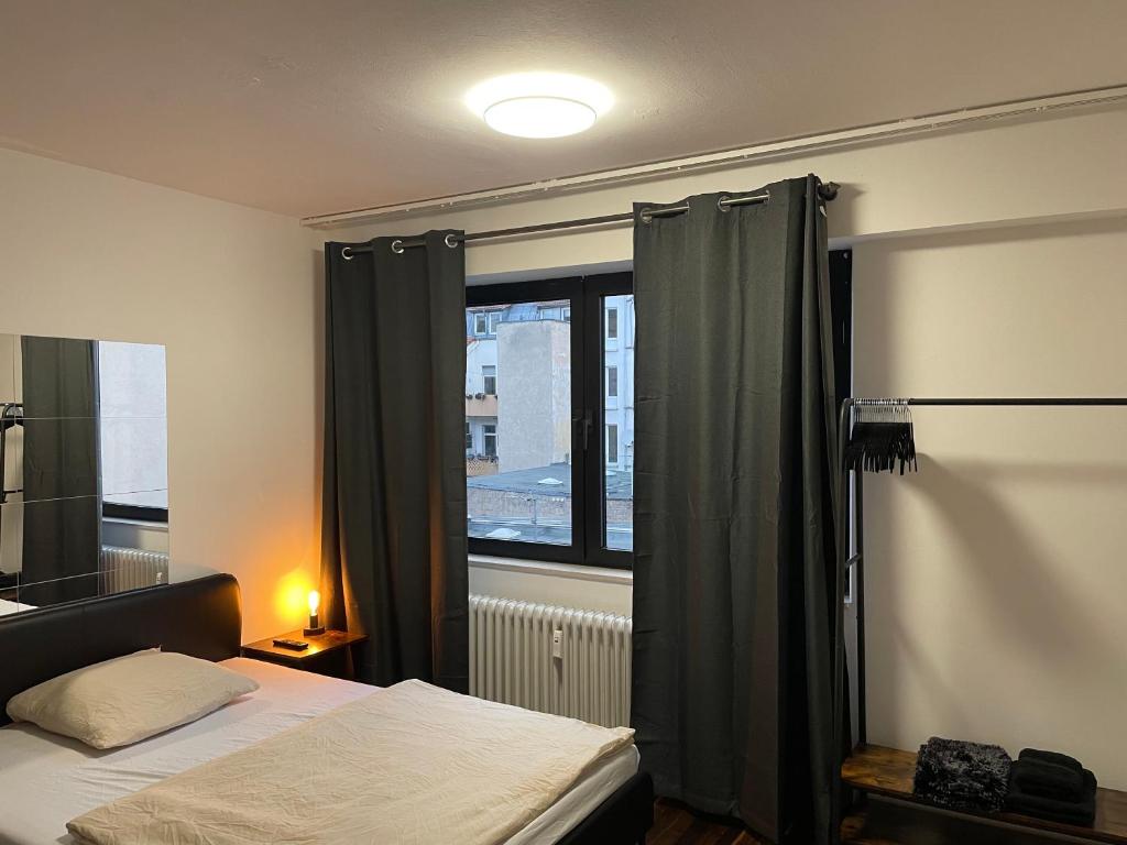 萨尔布吕肯Music Residence的一间卧室设有一张床和一个窗口