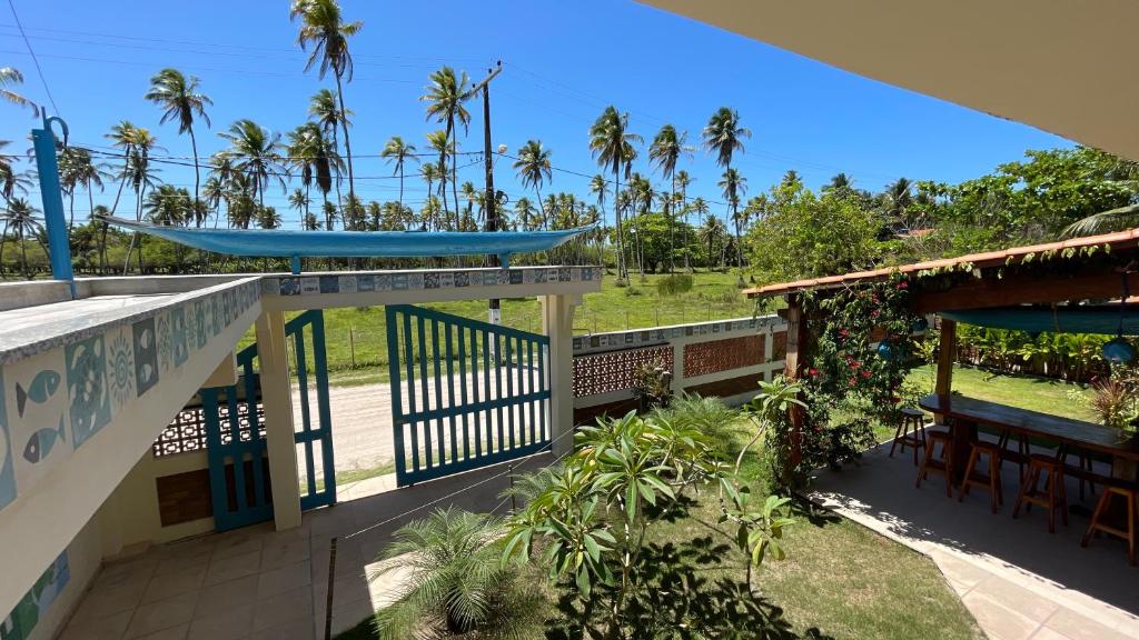 GarapuáCanoa Azul的从棕榈树度假村的阳台可以欣赏到风景