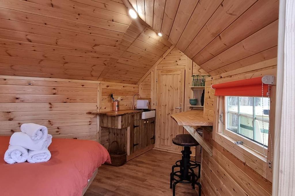 巴茅思Tree Top Cabin with log burner & private hot tub的小木屋内一间卧室,配有一张床