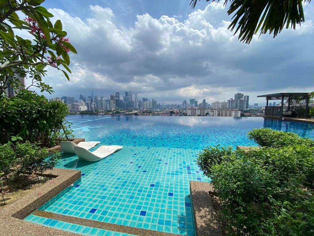 吉隆坡Datum Jelatek Sky Residence KLCC SkyRing Linked to LRT and Mall的享有城市景致的游泳池