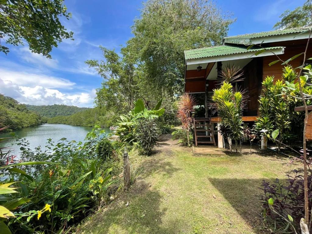 库德岛Mangrove bungalow & restaurant的河景度假屋