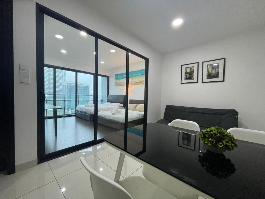 努沙再也Almas Suites Double Bed @Legoland的客房设有一张床和一张带镜子的书桌
