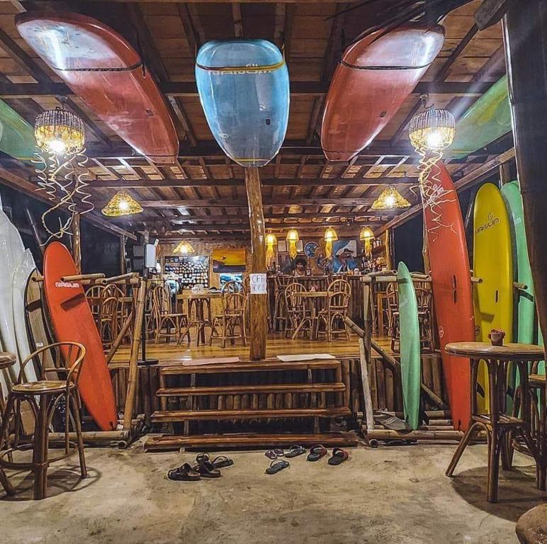 爱妮岛Surf and Skate Duli El Nido By Kiteclub Palawan的餐厅里展示冲浪板的房间