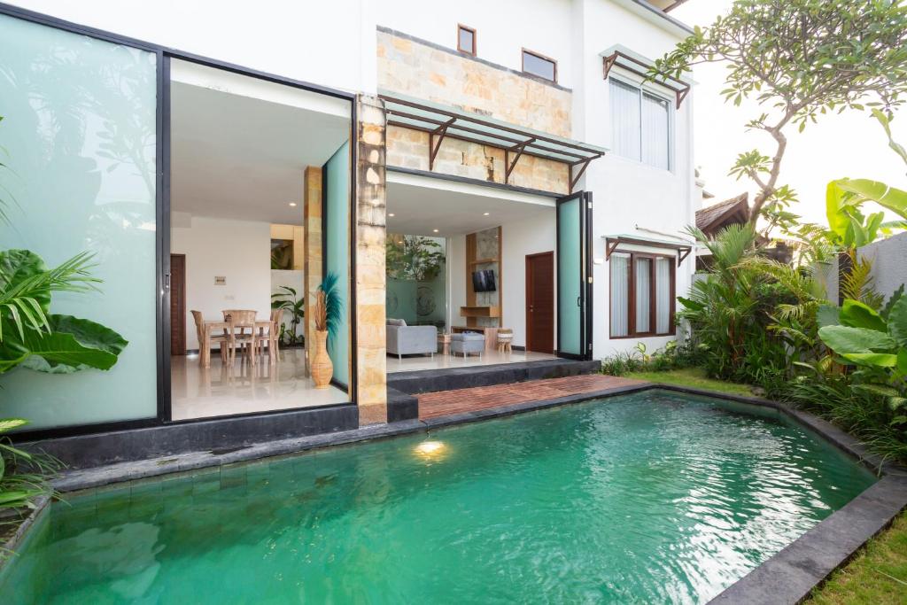 坎古The Dewi Villa Canggu的一座房子后院的游泳池
